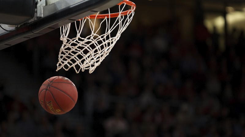 NBA季后赛篮球比赛激烈对抗直播画面